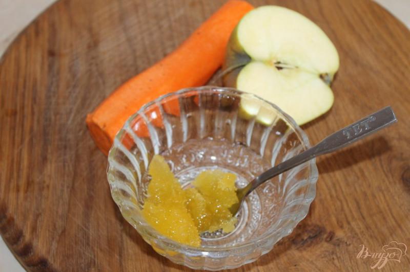 Фото приготовление рецепта: Салат с яблоком и морковью с медом шаг №1