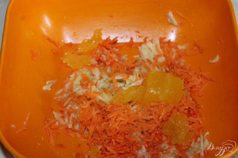 Фото приготовление рецепта: Салат с яблоком и морковью с медом шаг №4