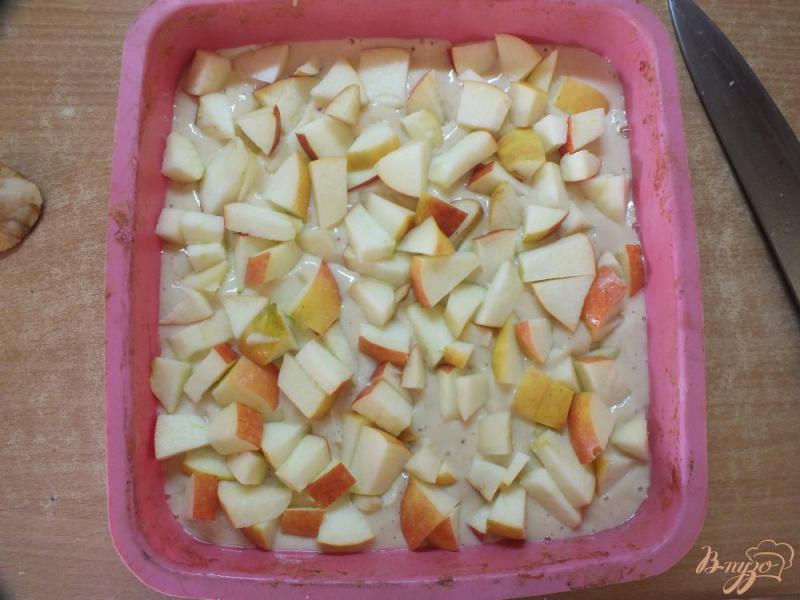 Фото приготовление рецепта: Яблочный пирог со специями на сметане шаг №8