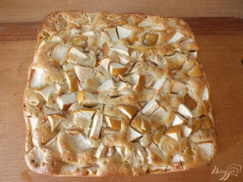 Фото приготовление рецепта: Яблочный пирог со специями на сметане шаг №9