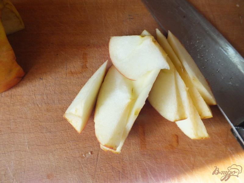 Фото приготовление рецепта: Яблочный пирог со специями на сметане шаг №7