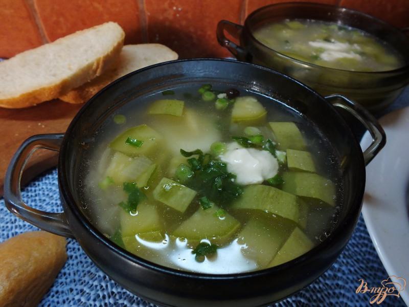 Фото приготовление рецепта: Суп куриный с кабачком и луком шаг №6