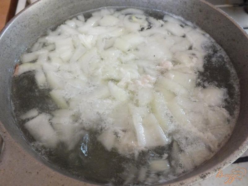 Фото приготовление рецепта: Суп куриный с кабачком и луком шаг №4
