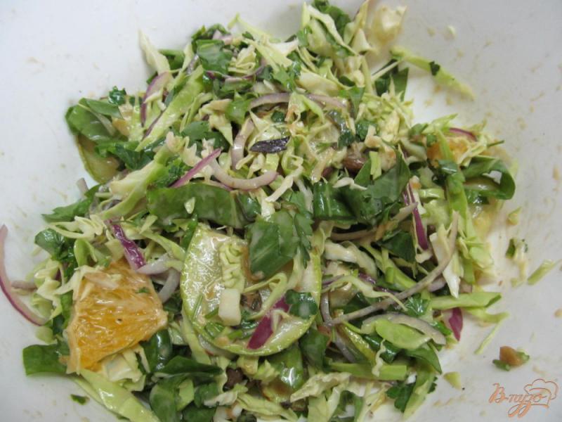 Фото приготовление рецепта: Салат из капусты апельсина кабачка шаг №6