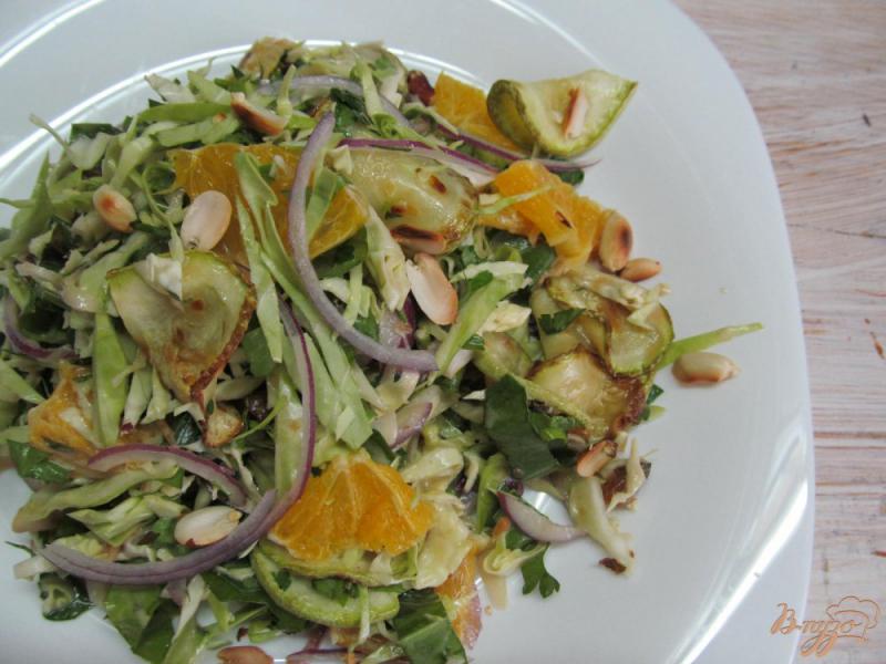 Фото приготовление рецепта: Салат из капусты апельсина кабачка шаг №7