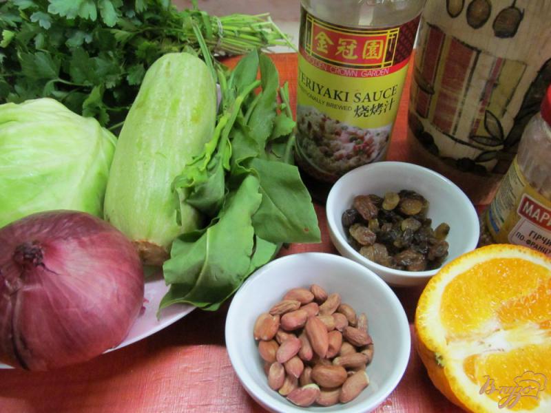 Фото приготовление рецепта: Салат из капусты апельсина кабачка шаг №1