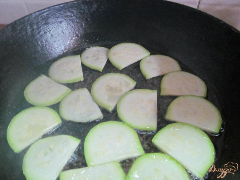 Фото приготовление рецепта: Салат из капусты апельсина кабачка шаг №2