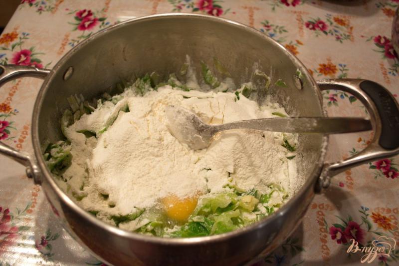 Фото приготовление рецепта: Капустные оладушки для легкого ужина шаг №3