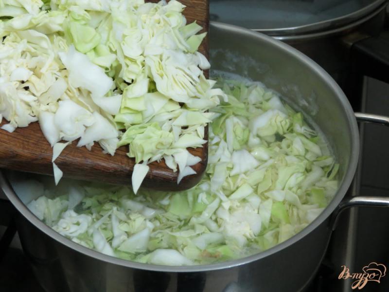 Фото приготовление рецепта: Суп с колбасками и с капустой шаг №10