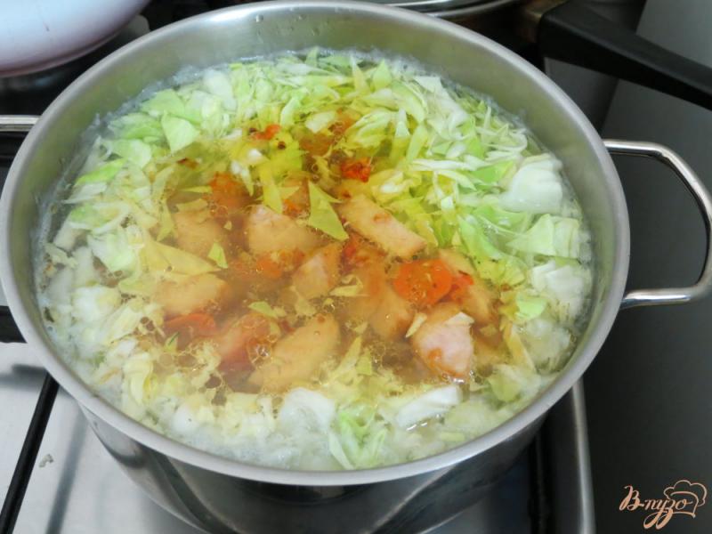 Фото приготовление рецепта: Суп с колбасками и с капустой шаг №11