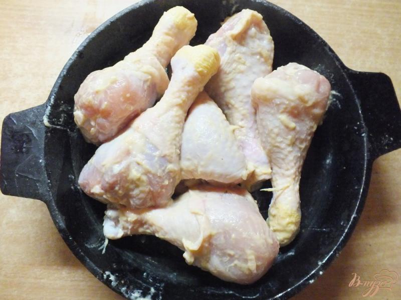 Фото приготовление рецепта: Куриные голени запеченные в горчице с зеленью шаг №3