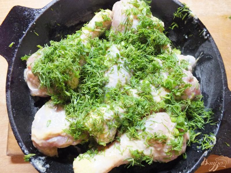 Фото приготовление рецепта: Куриные голени запеченные в горчице с зеленью шаг №5