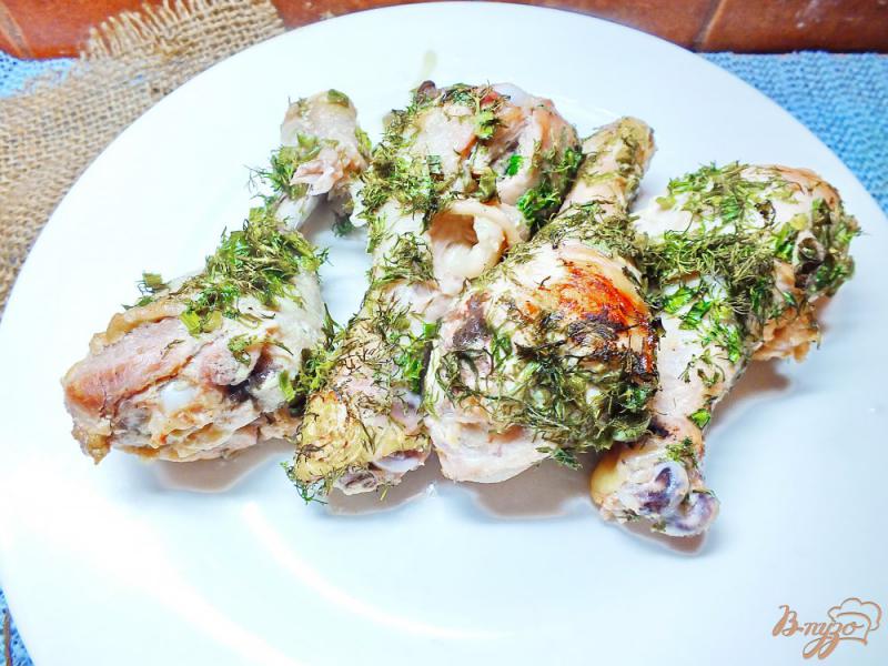 Фото приготовление рецепта: Куриные голени запеченные в горчице с зеленью шаг №6