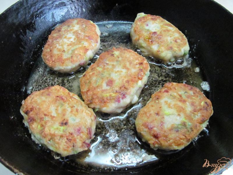 Фото приготовление рецепта: Котлеты с кабачком сыром и салями шаг №7