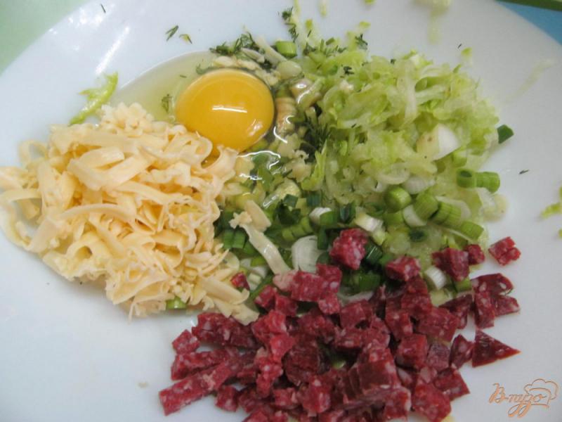Фото приготовление рецепта: Котлеты с кабачком сыром и салями шаг №2