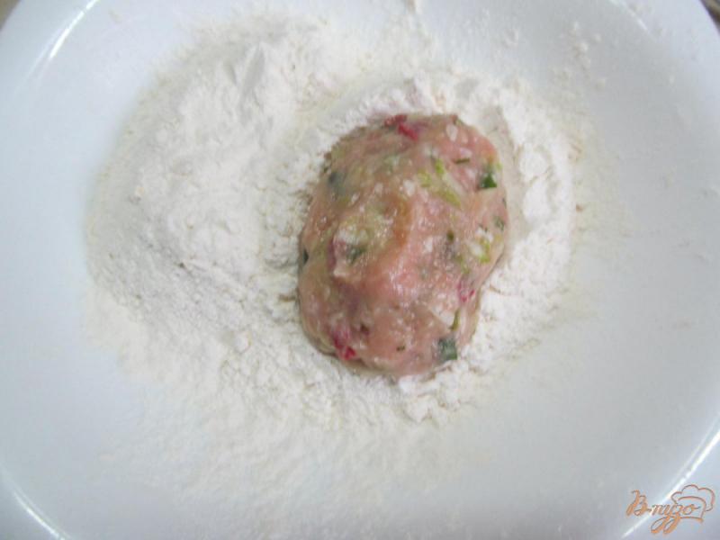 Фото приготовление рецепта: Котлеты с кабачком сыром и салями шаг №6