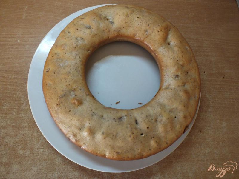 Фото приготовление рецепта: Пирог с изюмом и курагой шаг №10