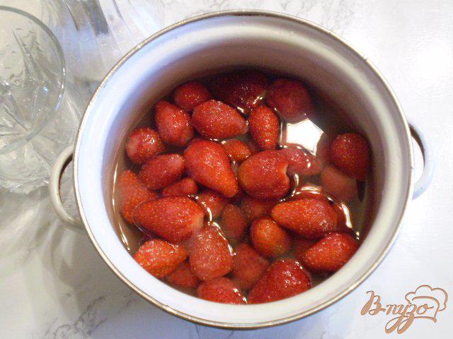 Фото приготовление рецепта: Желе с целыми ягодами клубники шаг №3