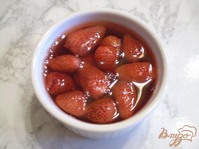 Фото приготовление рецепта: Желе с целыми ягодами клубники шаг №6