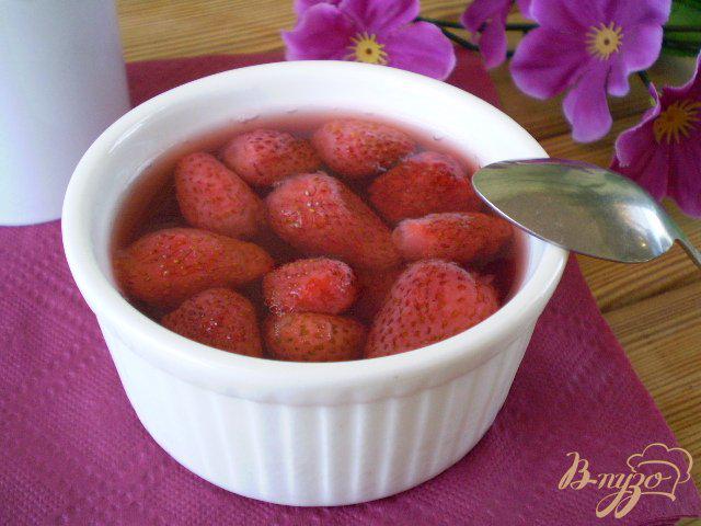 Фото приготовление рецепта: Желе с целыми ягодами клубники шаг №7