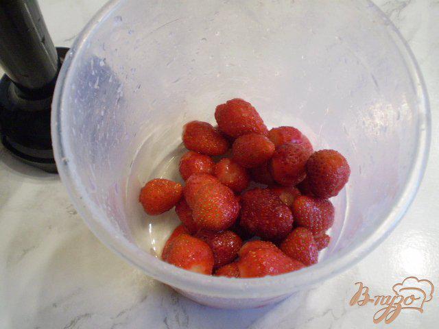 Фото приготовление рецепта: Соус из ягод клубники шаг №3