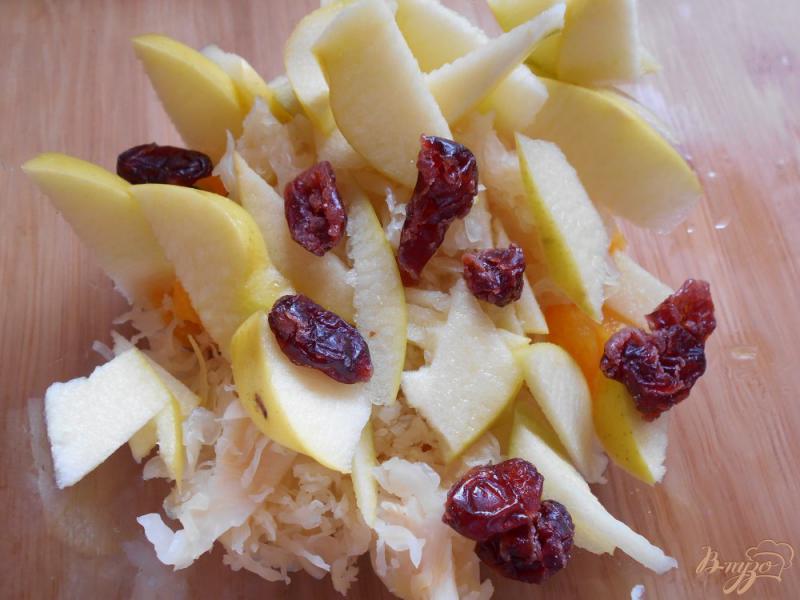 Фото приготовление рецепта: Салат с кислой капустой, апельсином и яблоком шаг №3