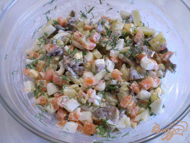 Фото приготовление рецепта: Салат с вареными грибами шаг №8