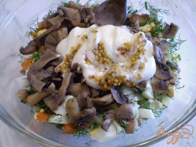 Фото приготовление рецепта: Салат с вареными грибами шаг №7
