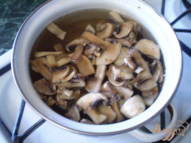 Фото приготовление рецепта: Салат с вареными грибами шаг №2