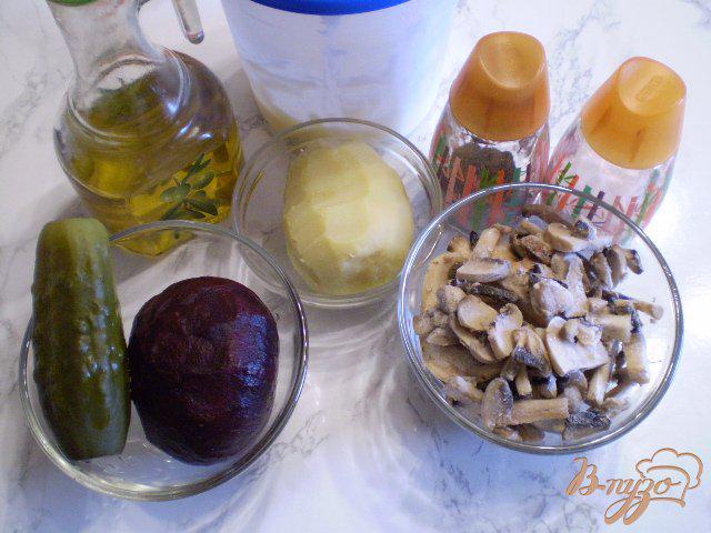 Фото приготовление рецепта: Салат с жареными грибами и свеклой шаг №1
