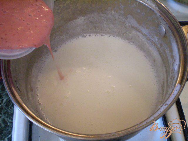 Фото приготовление рецепта: Крем-десерт из клубники шаг №6