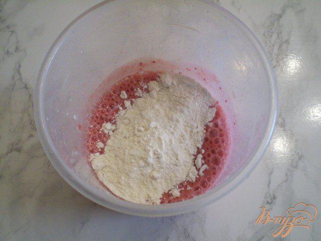 Фото приготовление рецепта: Крем-десерт из клубники шаг №4