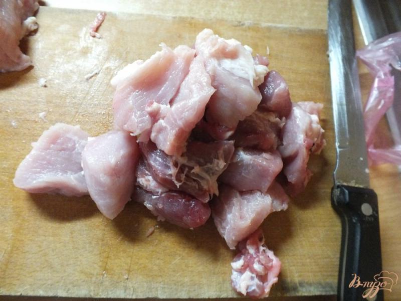 Фото приготовление рецепта: Свинина тушеная с молодым картофелем и овощами шаг №1