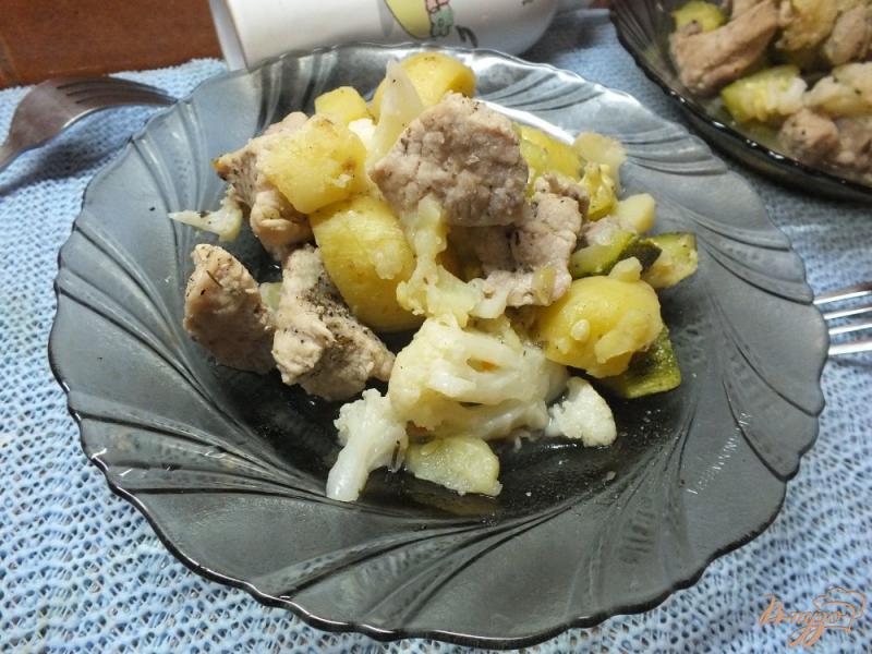 Фото приготовление рецепта: Свинина тушеная с молодым картофелем и овощами шаг №6