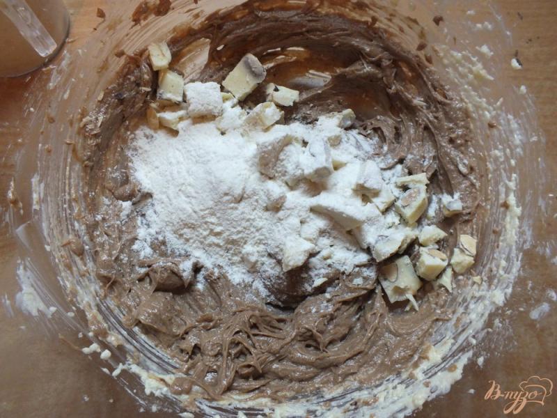 Фото приготовление рецепта: Печенье с двумя видами шоколада шаг №7