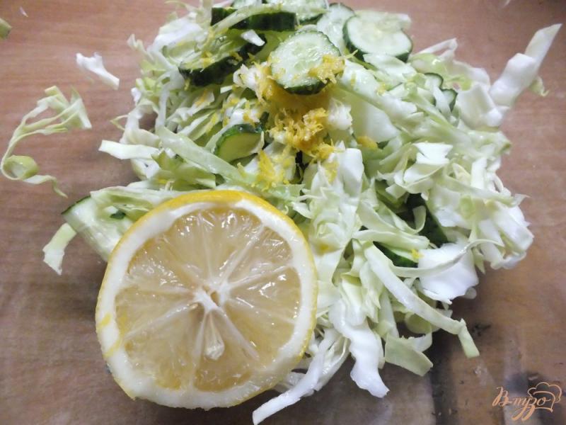 Фото приготовление рецепта: Салат с лимоном шаг №3