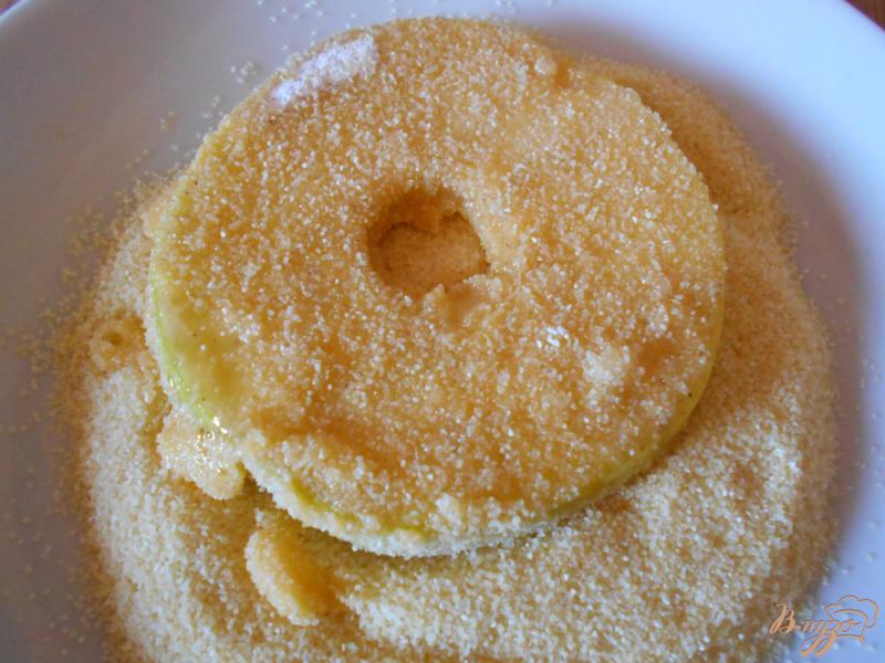 Фото приготовление рецепта: Яблоки в панировке с мороженым шаг №4