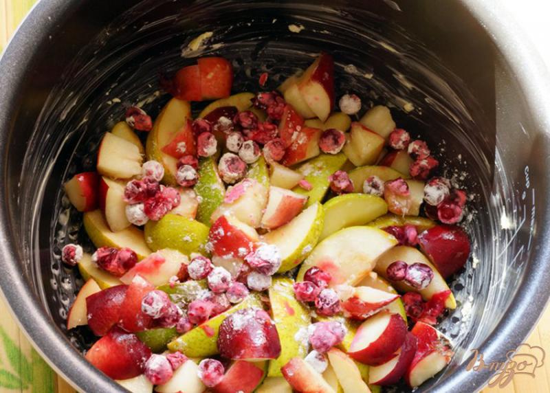 Фото приготовление рецепта: Нежный пудинг с грушами и ягодами в мультиварке шаг №5
