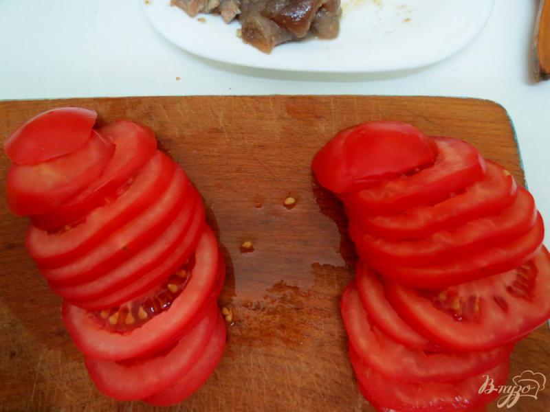 Фото приготовление рецепта: Гренки с помидорами и зеленью шаг №4