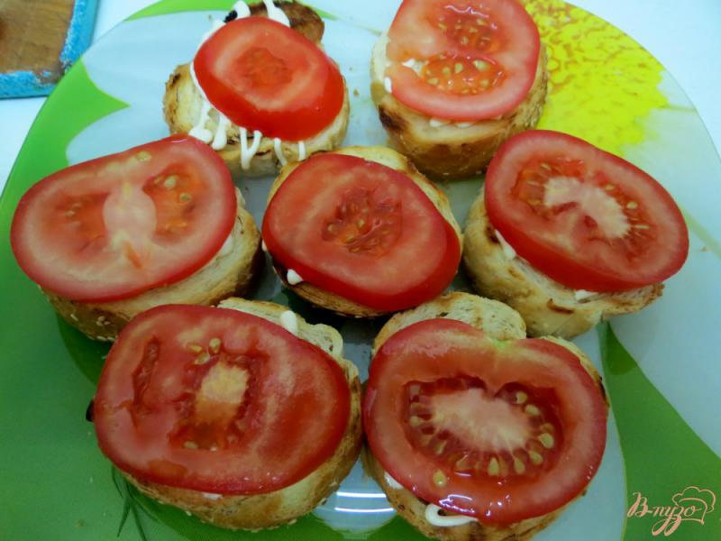 Фото приготовление рецепта: Гренки с помидорами и зеленью шаг №7