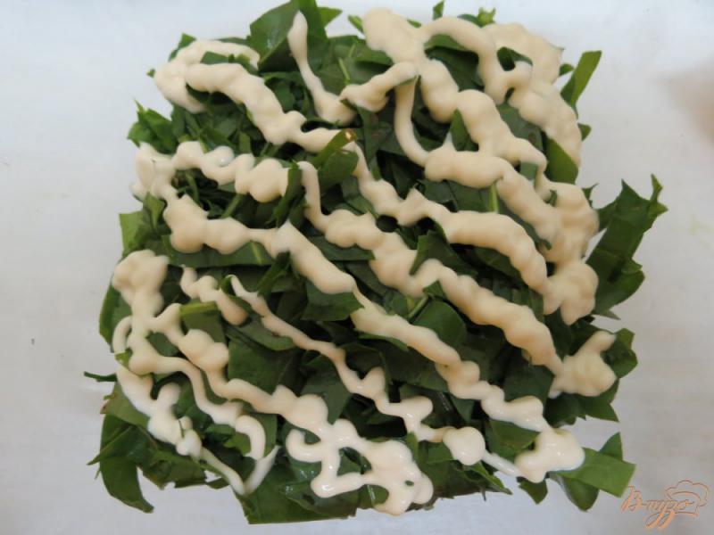 Фото приготовление рецепта: Салат из огурца, щавеля и кукурузы шаг №5