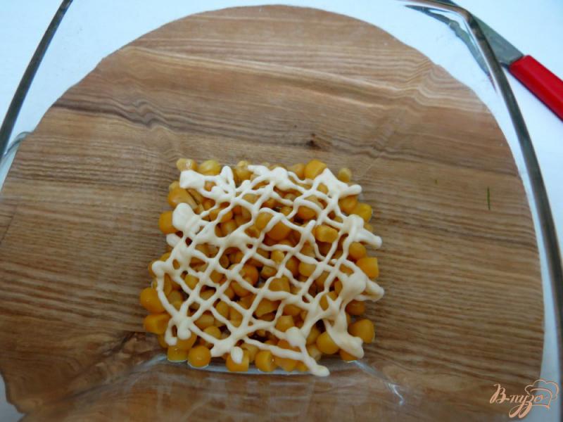 Фото приготовление рецепта: Салат из огурца, щавеля и кукурузы шаг №3