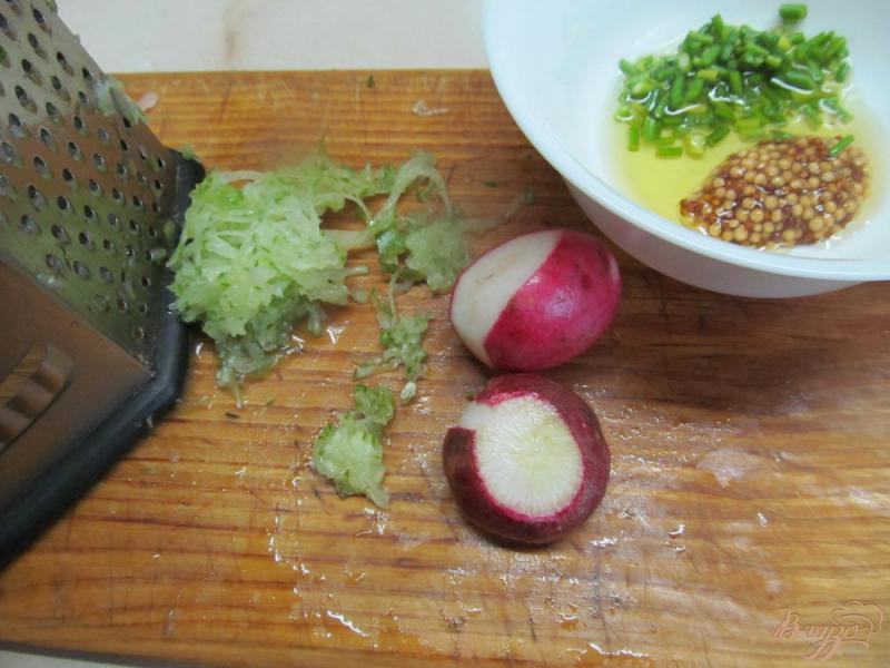 Фото приготовление рецепта: Теплый картофельный салат с копченой куричей шаг №5