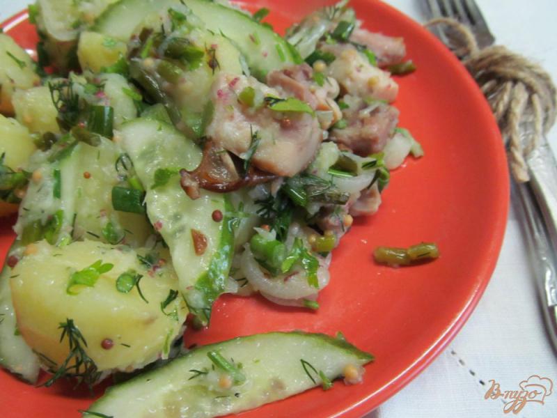 Фото приготовление рецепта: Теплый картофельный салат с копченой куричей шаг №8