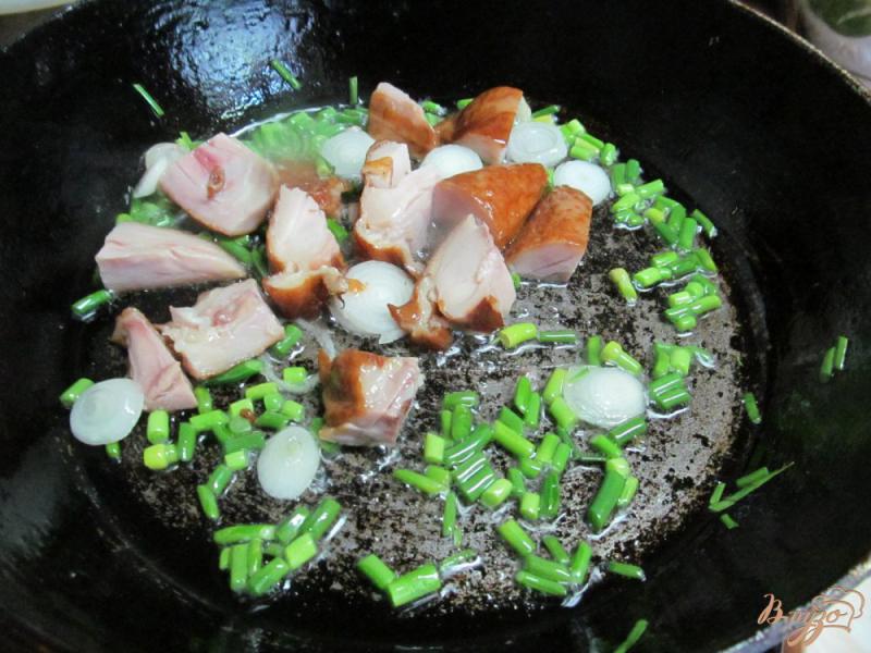 Фото приготовление рецепта: Теплый картофельный салат с копченой куричей шаг №3