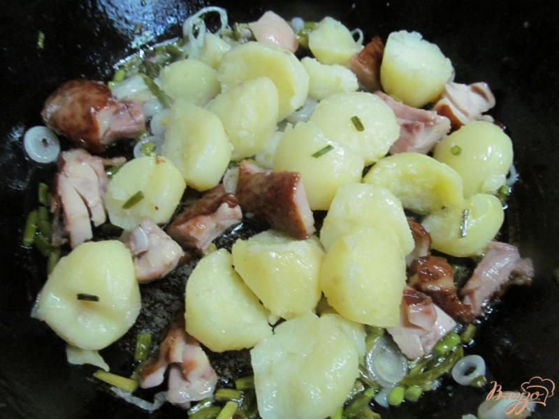 Фото приготовление рецепта: Теплый картофельный салат с копченой куричей шаг №6
