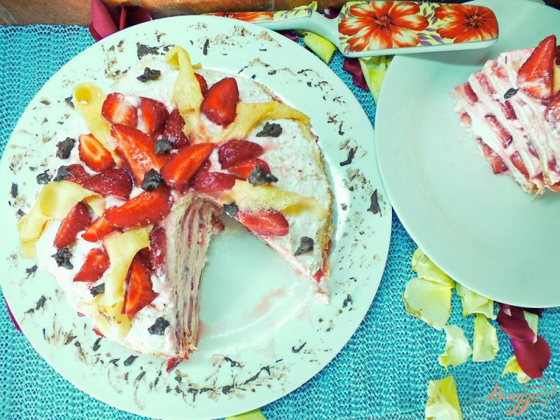 Фото приготовление рецепта: Блинный торт с клубникой шаг №9