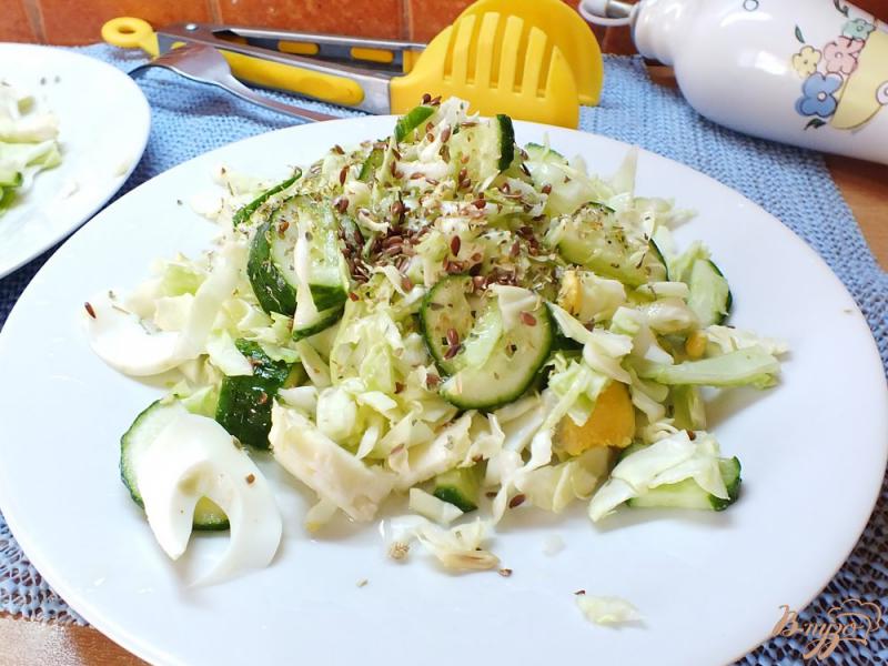 Фото приготовление рецепта: Салат яичный с семенами льна и овощами шаг №6
