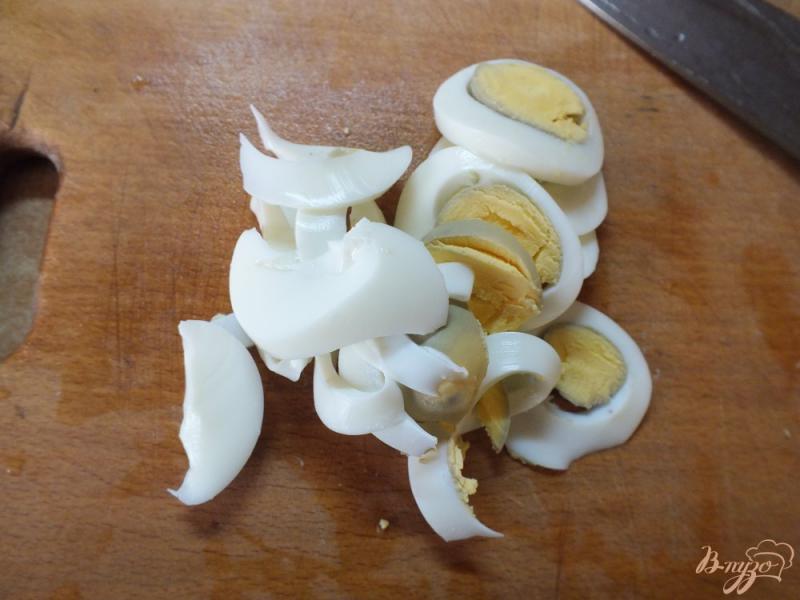 Фото приготовление рецепта: Салат яичный с семенами льна и овощами шаг №2