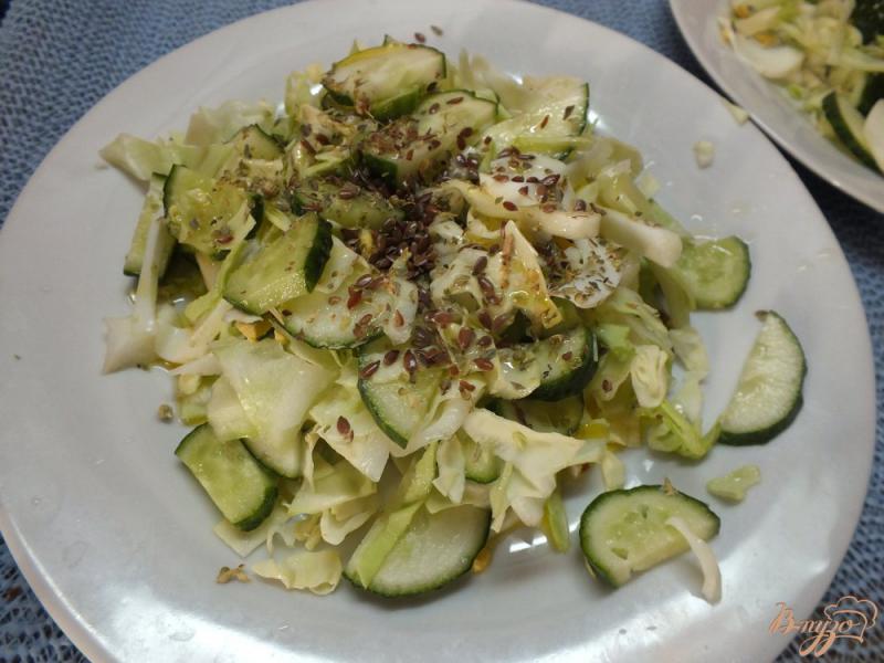 Фото приготовление рецепта: Салат яичный с семенами льна и овощами шаг №5